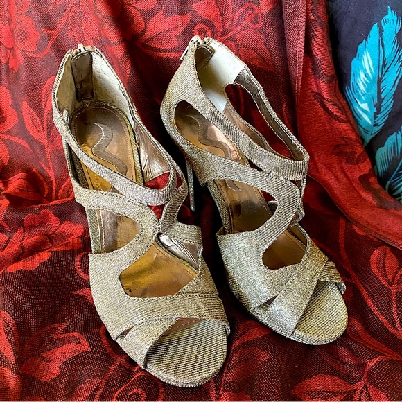 Nina Silver Platform Sandals with 4” Heels, Size 8.5 - Picture 2 of 7